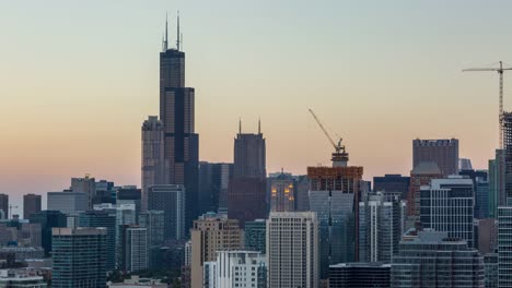 Chicago-Willis-Tower-und-Stadt-Skyline-von-Tag-zu-Nacht-Sonnenuntergang-Timelapse