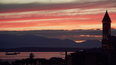 City-Tower-Skyline-Silhouette-mit-Sonnenuntergang-am-Ufer-Bergblick