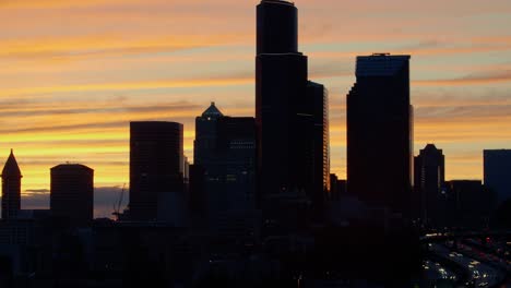 Goldene-Orange-Wolken-Zeitraffer-mit-Autobahn-und-Skyline-Silhouette