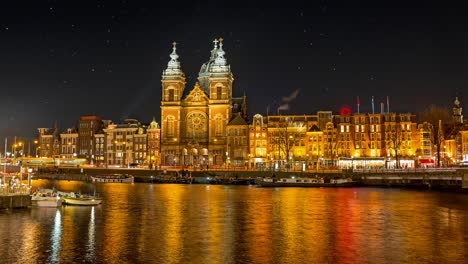 Iglesia-de-St-Niklaas-en-Amsterdam-Países-Bajos-en-la-noche