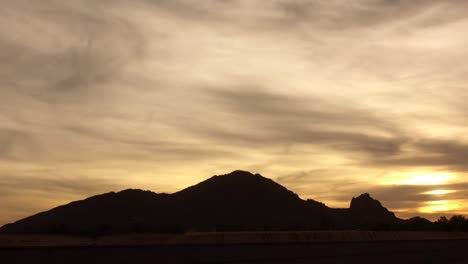 Camelback-Mountain,-lapso-de-tiempo-del-atardecer,-Phoenix,-Scottsdale,-Arizona.