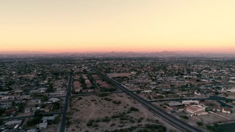 Camino-a-Phoenix-Arizona-Drone-al-atardecer-tiro