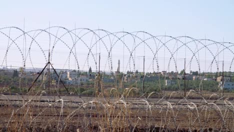 Grenzzaun-zwischen-Israel-und-der-Westbank.-elektronische-Stacheldrahtzaun.