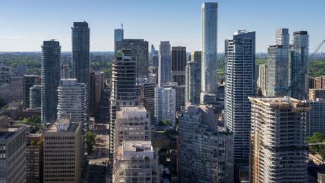 Ciudad-moderna-horizonte-Downtown-Toronto-nubes