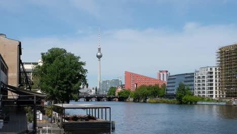 Ciudad-de-Berlín,-el-río-Spree-y-la-torre-de-televisión-(Fernsehturm)-en-un-día-de-verano