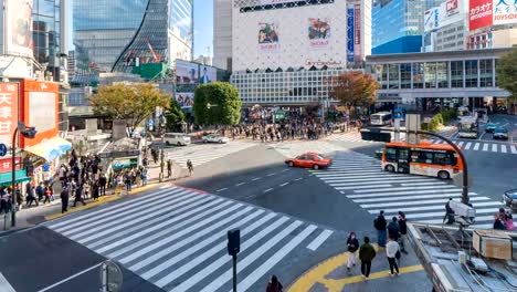 Zeitraffer-der-Menschenmenge-Kreuzung-in-Shibuya-Street,-einer-der-verkehrsreichsten-Zebrastreifen-der-Welt,-Einkaufsviertel-Ginza-in-Tokio,-Japan