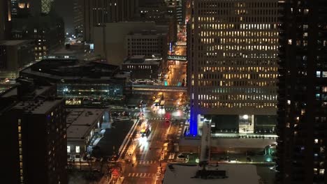 Antena-de-calles-en-el-centro-de-la-ciudad-de-Minneapolis-en-la-noche