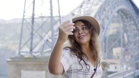 Mujer-feliz-y-sonriente,-hablando-por-teléfono