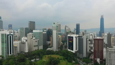 Abend-Zeit-Kuala-Lumpur-Stadtzentrum-von-berühmten-Park-höchste-Hochbau-aerial-Panorama-4k-Malaysia