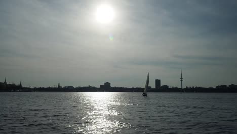 Navegando-contra-el-sol,-el-Binnenalster,-en-Hamburgo,-Alemania