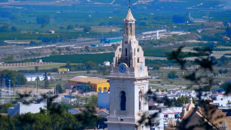 Der-hohe-Glockenturm-und-die-Kathedrale-in-einer-kleinen-Provinzstadt-in-Spanien