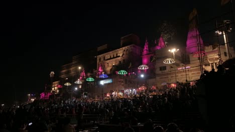 Varanasi,-am-Ufer-von-Ganga,-ist-die-spirituelle-Hauptstadt-Indiens-für-Hindus