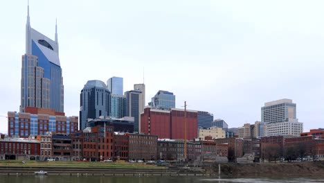 Timelapse-of-Nashville,-Tennessee-skyline-by-river