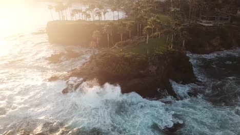 Vista-aérea-de-la-costa-del-Pacífico-desde-Crescent-Bay-Point-Park,-en-Laguna-Beach,-California.