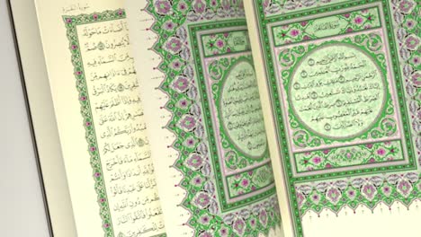 Koran-oder-Koran,-das-heilige-Buch-der-Muslime.