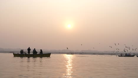 Barcos-flotando,-Río-Ganges,-Varanasi,-India