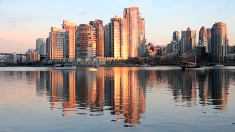 Yaletown,-falso-Creek,-Sunrise-reflejo