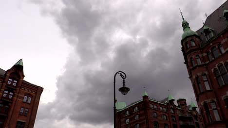 Laterne-mit-einem-Gebäude-und-schwimmende-Wolken