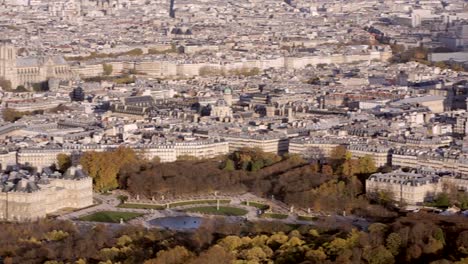 París,-Francia,-20-de-noviembre-de-2014:-Toma-aérea-de-la-creación-del-jardín-de-Luxemburgo.-Notre-Dame-s\'encuentra-en-el-fondo.
