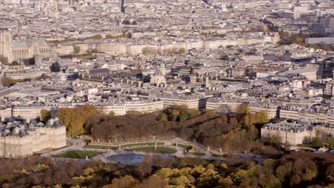 París,-Francia,-20-de-noviembre-de-2014:-Toma-aérea-de-la-creación-del-jardín-de-Luxemburgo.-Notre-Dame-en-el-fondo.