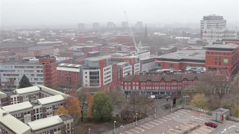 Horizonte-de-centro-de-la-ciudad-de-Birmingham-Rascacielos,-estacionamiento-de-coches,-departamentos