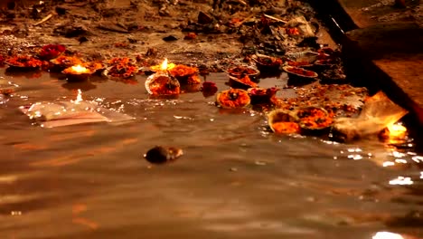 Blumen-washed-sich-entlang-der-Ufer-des-Ganges:--Varanasi,-Indien-(mit-Ton)