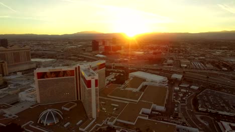 Vista-aérea-de-un-paisaje-de-la-ciudad-de-Las-Vegas-Strip,-atardecer