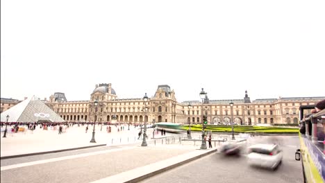 Vista-desde-el-autobús-turístico-móvil-por-carretera-y-de-los-edificios-se-París,-Francia,-timelapse