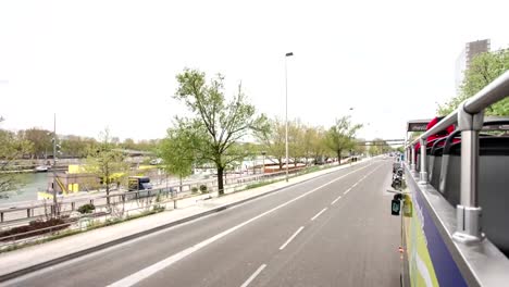 Vista-desde-el-autobús-turístico-móvil-por-carretera-y-de-los-edificios-se-París,-Francia,-timelapse-parte-2