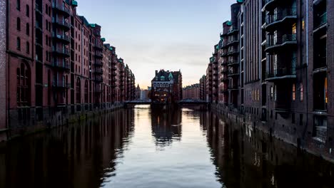 Speicherstadt-en-la-noche,-gire-en-luz-DSLR-timelapse