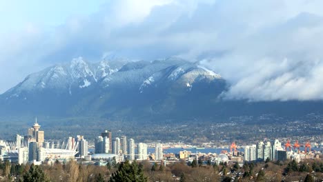 Cityscape-and-Grouse-Mountain,-Vancouver-Timelapse