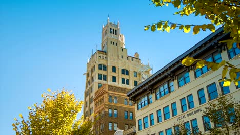 Arquitectura-de-la-ciudad-de-Asheville,-Carolina-del-Norte,-en-el-otoño