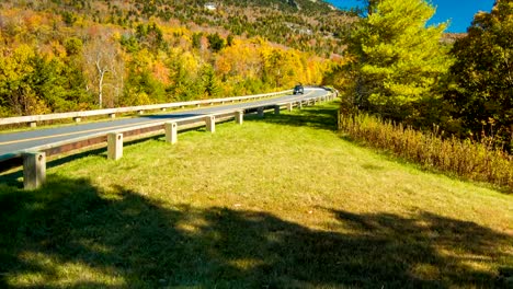 Inclinación-hasta-automóvil-pasando-por-BlueRidge-Parkway,-al-pie-de-las-montañas