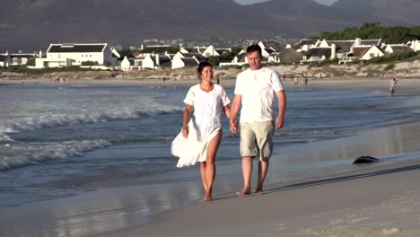 Pareja-romántica-caminando-por-la-playa,-Ciudad-del-Cabo,-Sudáfrica