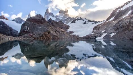 Nubes-sobre-las-montañas-de-manifiesto-en-el-lago-superficie/Time-Lapse-(Patagonia,-Argentina