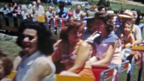 1951-DENVER,-COLORADO:-Familia-ciclismo-en-tren-el-parque-de-diversiones-Elitch-Gardens-clásico