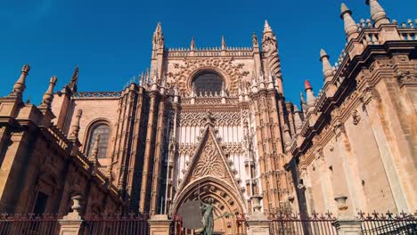 Luz-de-sol-vista-de-la-entrada-principal-de-la-catedral-de-sevilla-4-K-lapso-de-tiempo-de-España