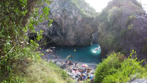 San-nicolás-Arcella,-Arco-Magno-Beach-y-rocas,-al-sur-de-Italia,-Calabria,-Cosenza,-tiempo-Real,-4-K