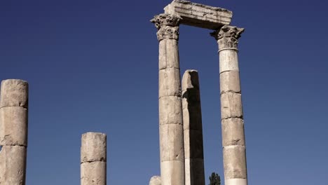 Columnas-romanas-en-el-Citadel-en-Amán,-Jordania