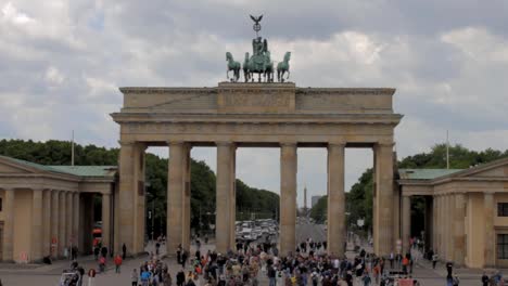 Brandenburg-gate-in-Tageslicht.