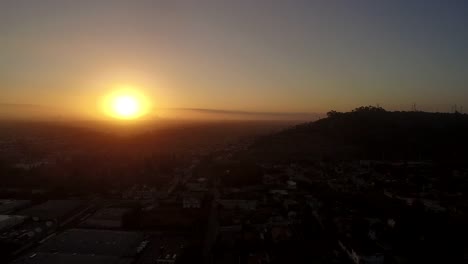 Luftbild-Sonnenuntergang-Blick-auf-die-Innenstadt-von-Los-Angeles-und-Westen-Hollywood,-VEREINIGTE-STAATEN