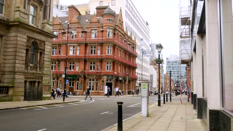 Calles-de-la-ciudad,-edificios-y-las-personas-en-Birmingham,-Inglaterra.