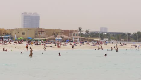 Eau-la-ciudad-de-Dubai-de-luz-de-día-de-la-vida-de-playa,-mar-de-4-K