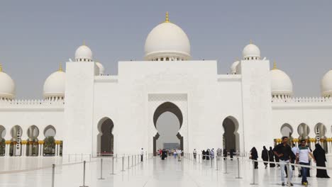 Emiratos-Árabes-Unidos-día-de-verano-la-mezquita-turísticas-principales-de-entrada-4-K