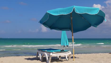 Vereinigte-Staaten-Sommertag-Hellblau-Regenschirm-Miami-Süden-Strand-4-K