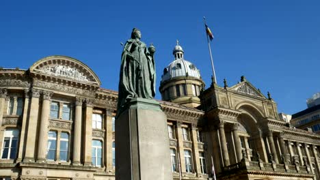 Zoom-en-Para-estatua-del-Reina-Victoria,-Birmingham,-Inglaterra.