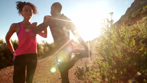 Jóvenes-African-Descenso-pareja-calentando-antes-de-la-senda-para-trotar-al-aire-libre