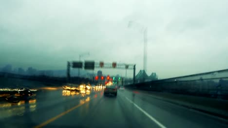 Lapso-de-tiempo-de-la-noche-de-lluvia-en-un-coche-de-Puente-de-Jacques-Cartier