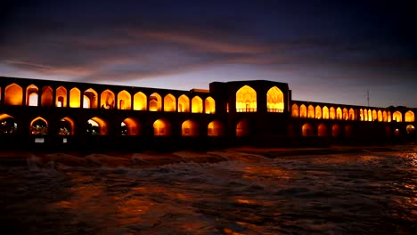 Khajoo-viejo-puente-a-través-del-río-Zayandeh-de-isfahán,-Irán.