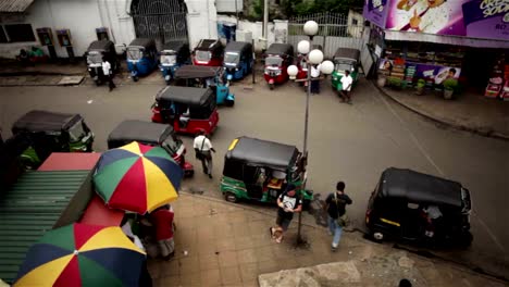 Un-día-en-la-vida-de-Sri-Lanka-tuk-tuk-parada